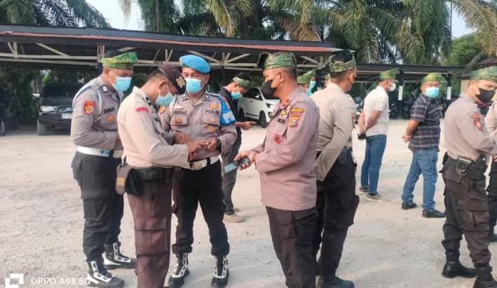 CEGAH JUDI ONLINE MERASUKI PERSONEL, POLSEK MINAS PERIKSA HANDPHONE SELURUH ANGGOTA